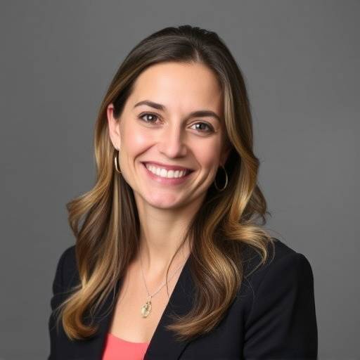 Ritratto di Chiara Rossi, responsabile vendite di Viaggio Incanto, sorridente e professionale